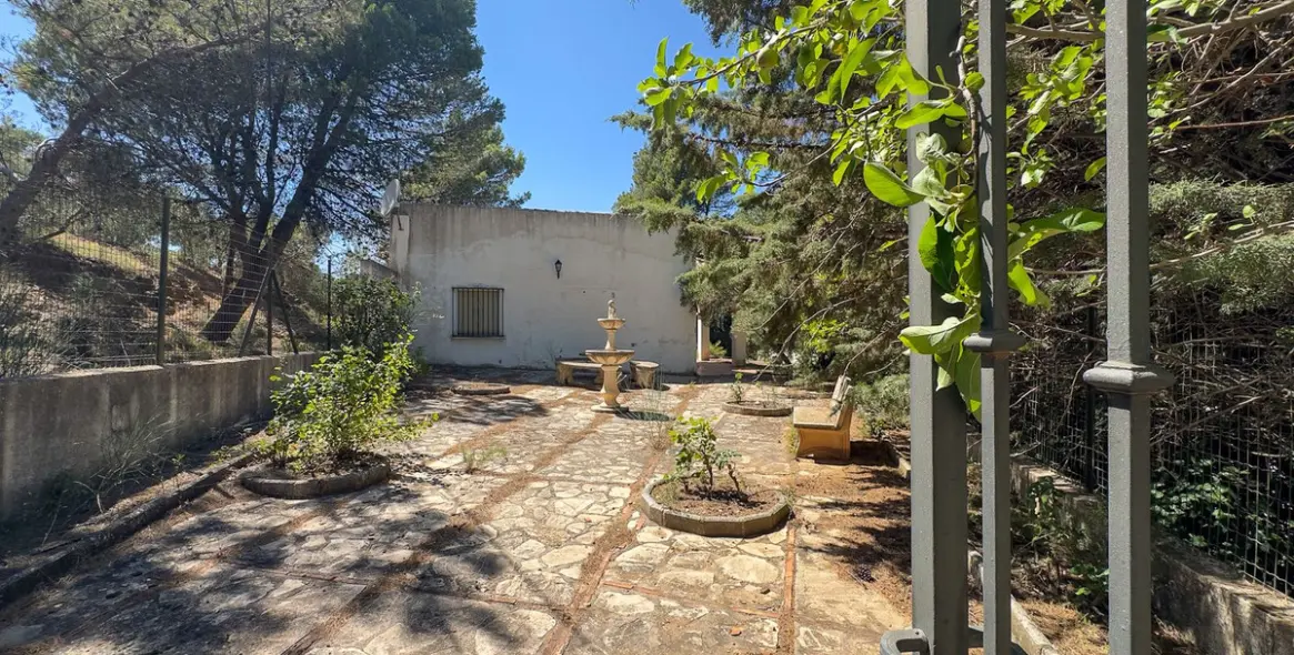 Sale of hotel in Antequera 37