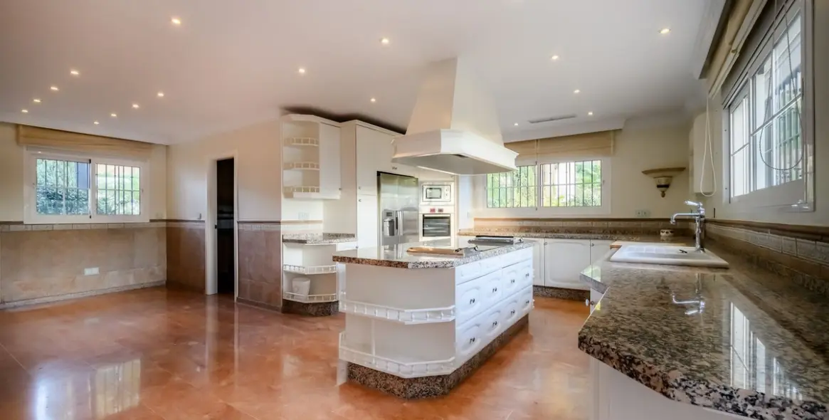 Sale of detached villa in Nueva Andalucía (district Nueva Andalucía) 8