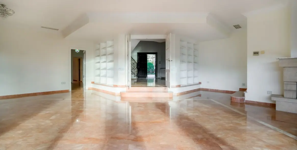 Продажа  отдельно стоящей виллы в Nueva Andalucía 11