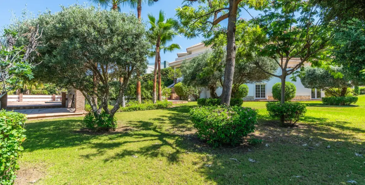 Продажа  отдельно стоящей виллы в Nueva Andalucía 12