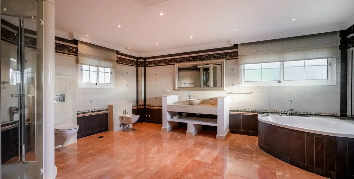 Продажа  отдельно стоящей виллы в Nueva Andalucía 13