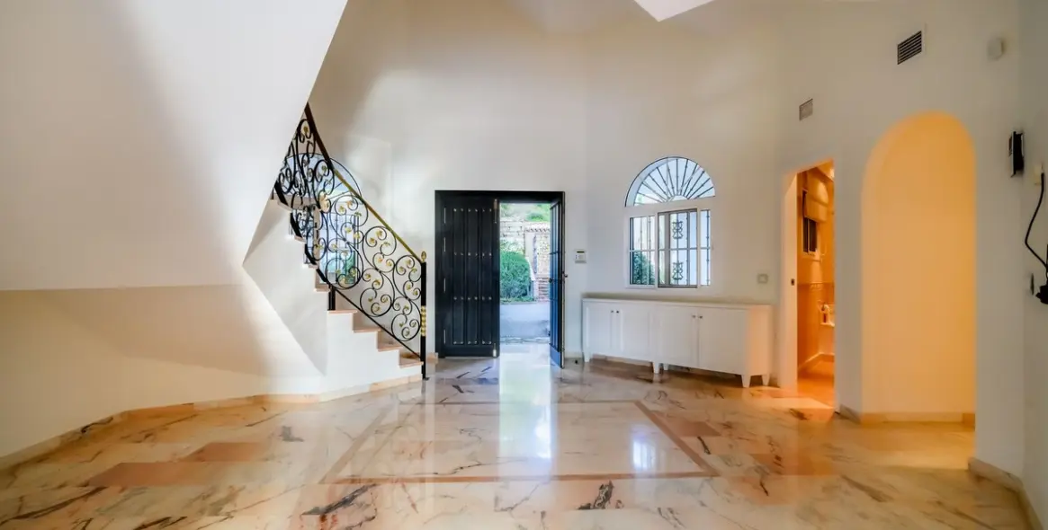 Продажа  отдельно стоящей виллы в Nueva Andalucía 14