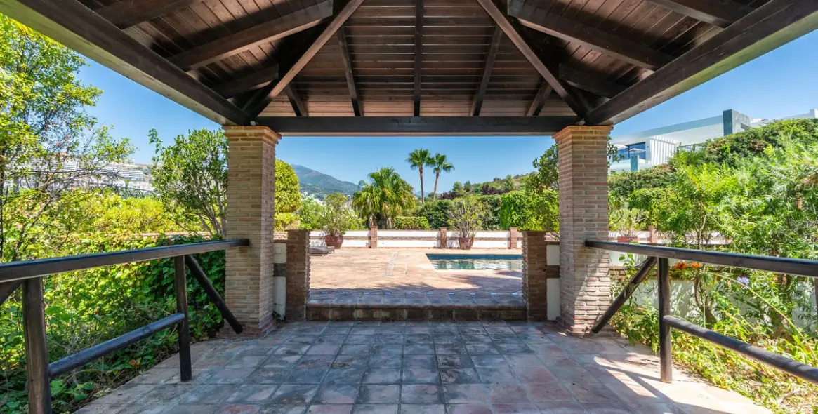 Продажа  отдельно стоящей виллы в Nueva Andalucía 19