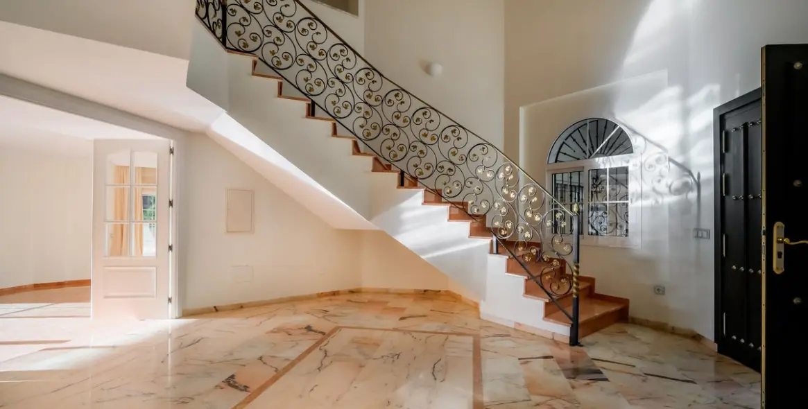 Продажа  отдельно стоящей виллы в Nueva Andalucía 20