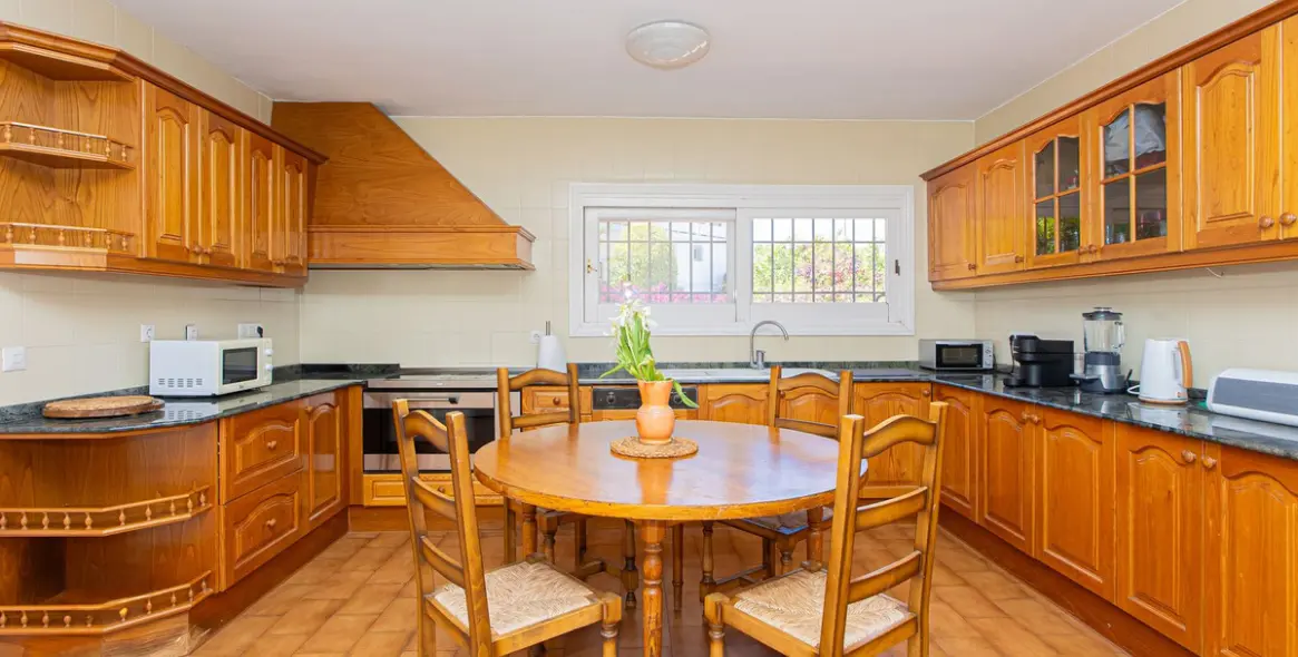 Продажа  отдельно стоящей виллы в Nueva Andalucía 12