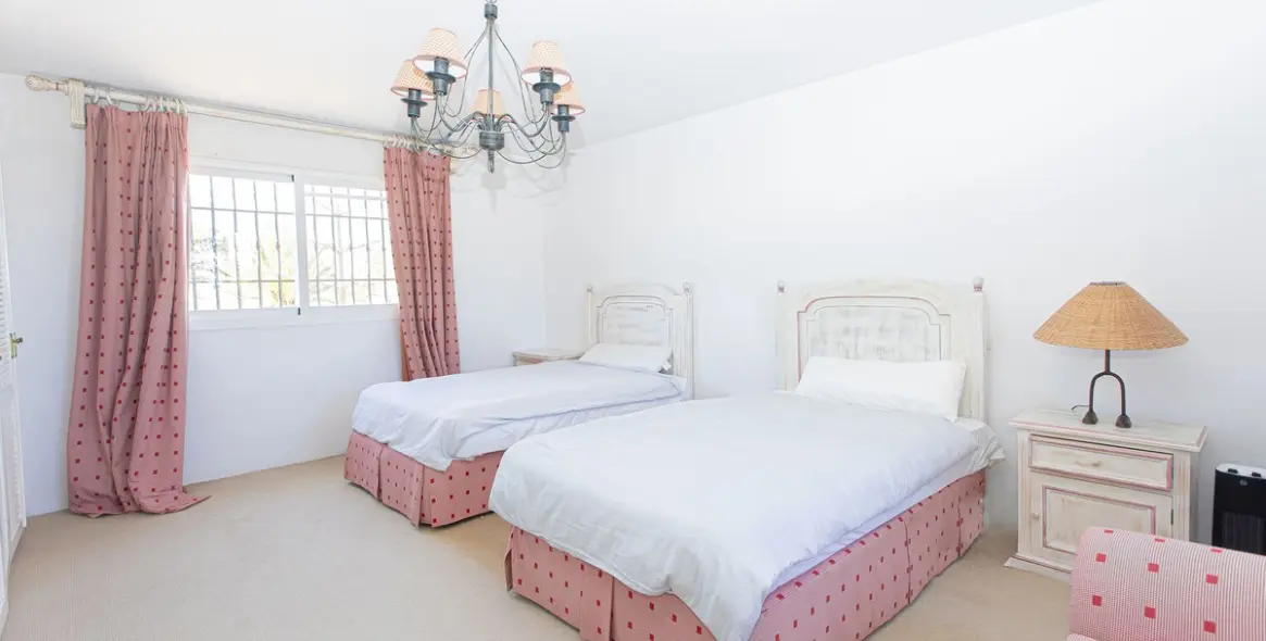 Venta de villa independiente en Nueva Andalucía 26