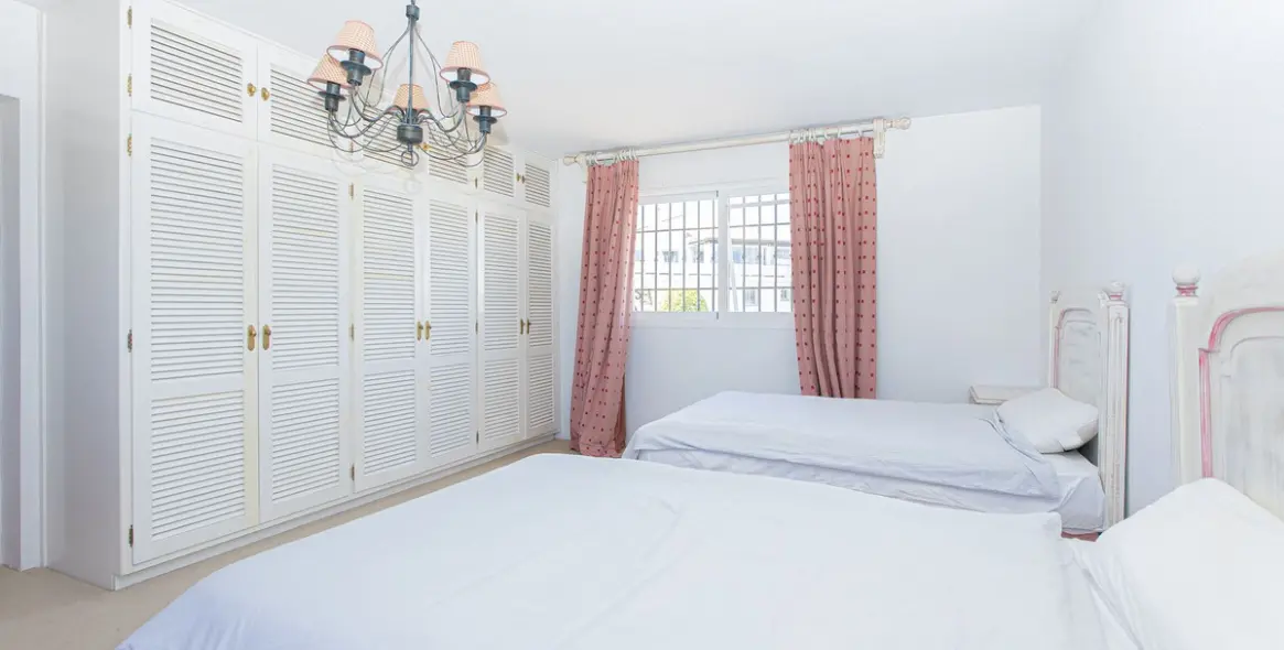 Venta de villa independiente en Nueva Andalucía 27