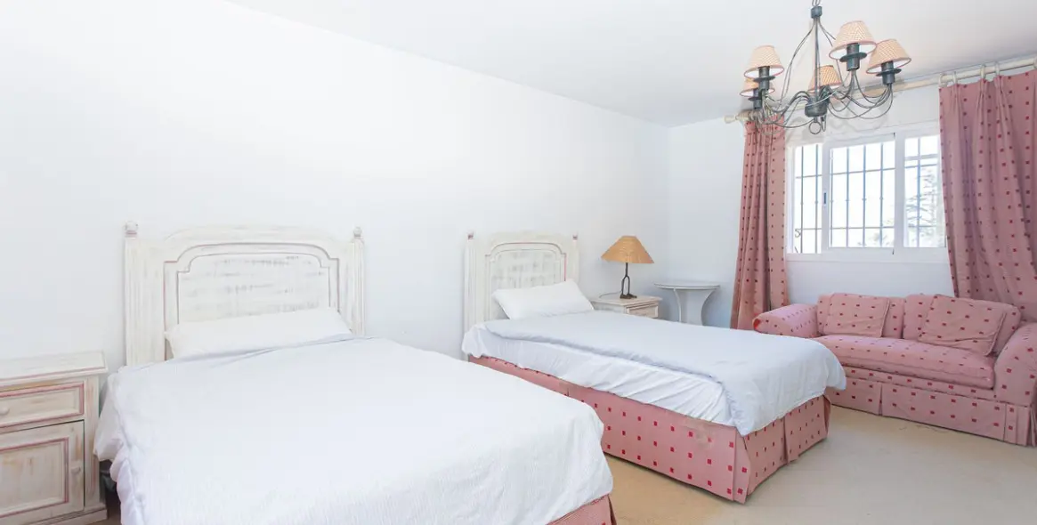 Venta de villa independiente en Nueva Andalucía 28