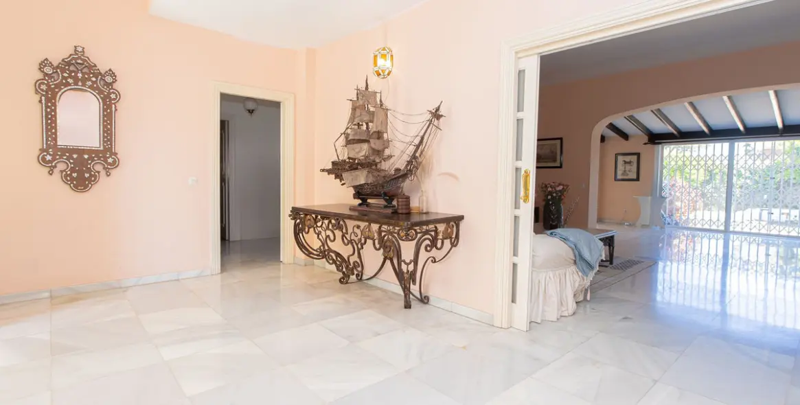 Venta de villa independiente en Nueva Andalucía 53