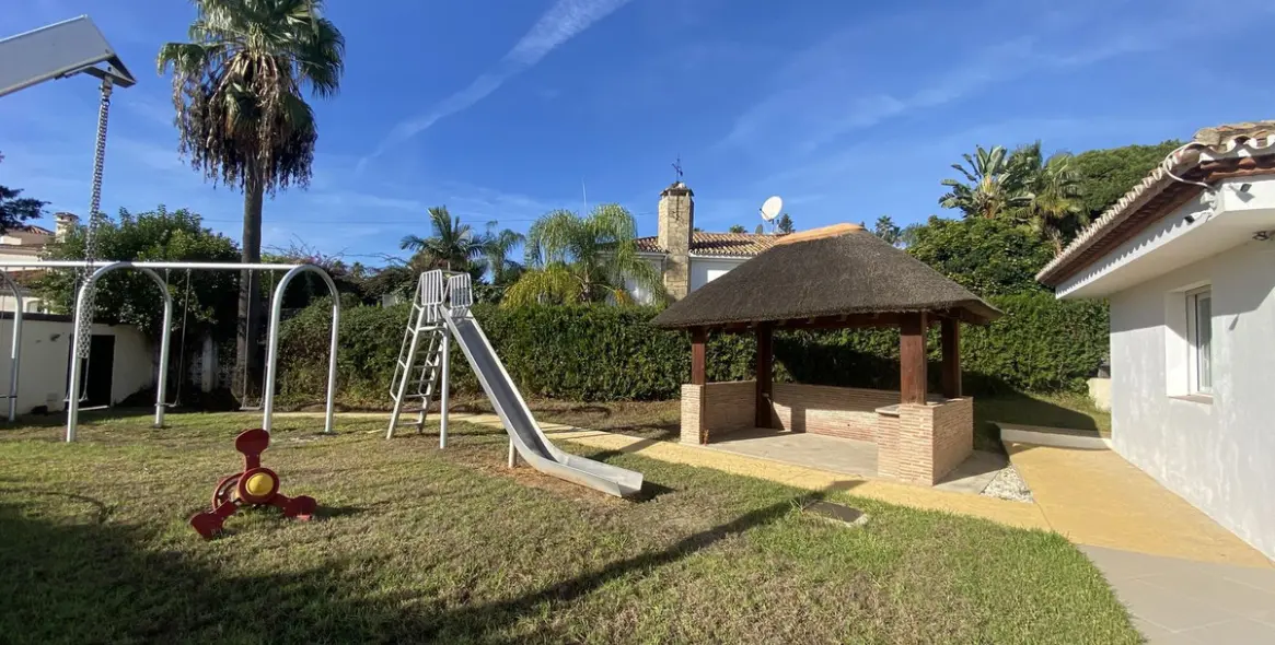 Продажа  отдельно стоящей виллы в El Paraiso 28