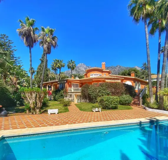 Detached villa R5051551