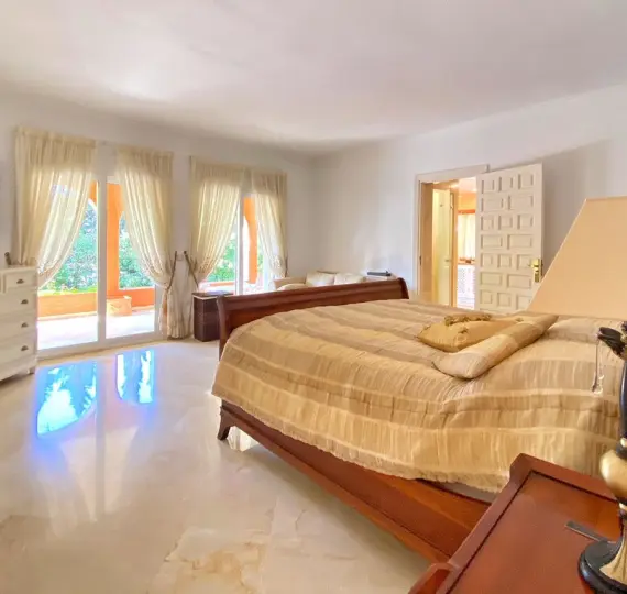 Detached villa R5051551