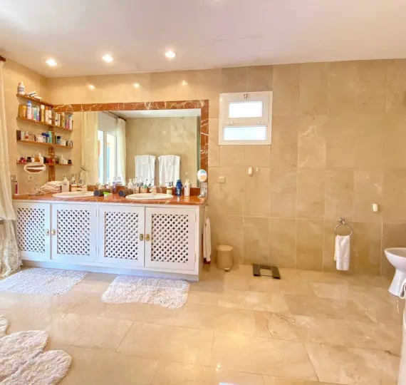 Detached villa R5051551