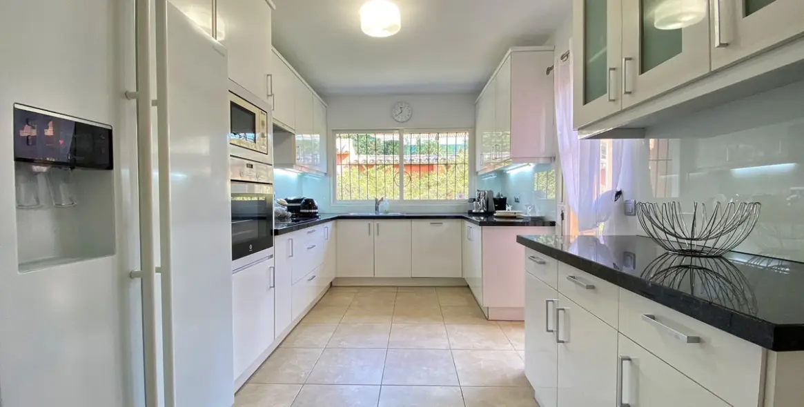 Sale of detached villa in Nagüeles 22