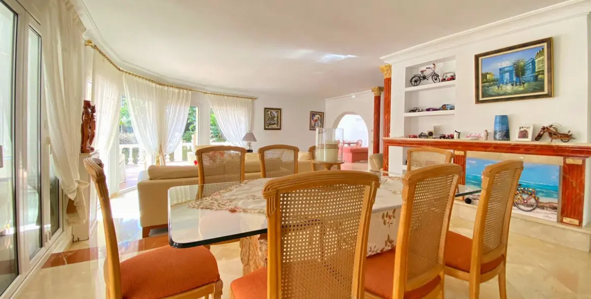 Sale of detached villa in Nagüeles 23