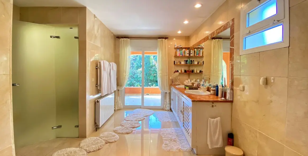 Sale of detached villa in Nagüeles 28