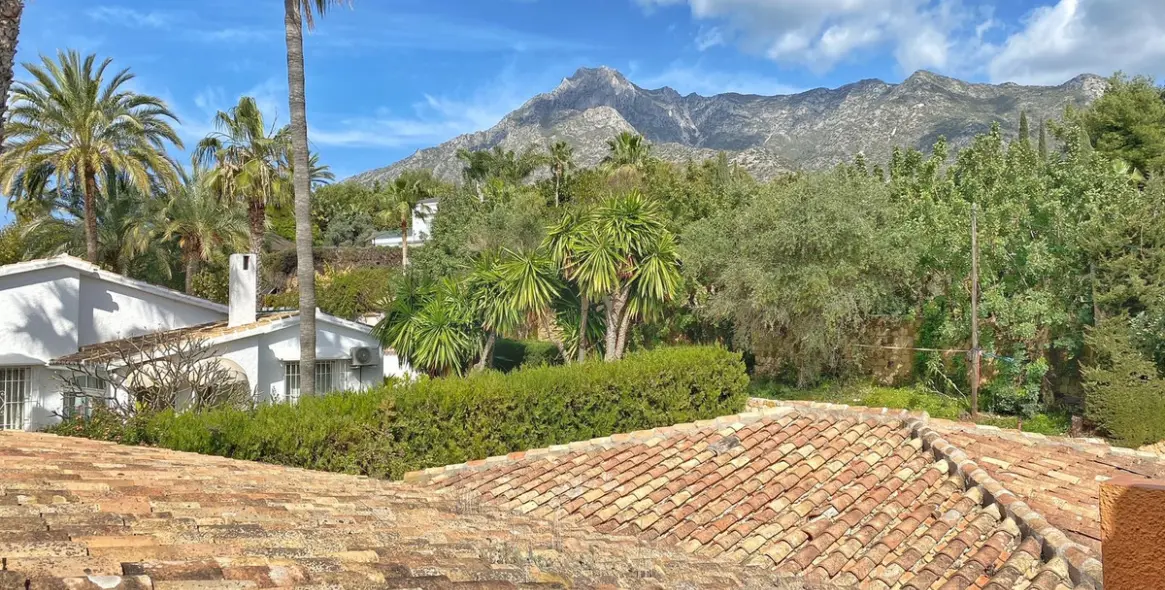 Sale of detached villa in Nagüeles 32