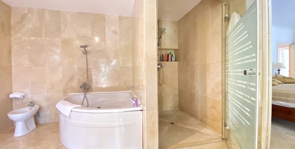 Sale of detached villa in Nagüeles 33