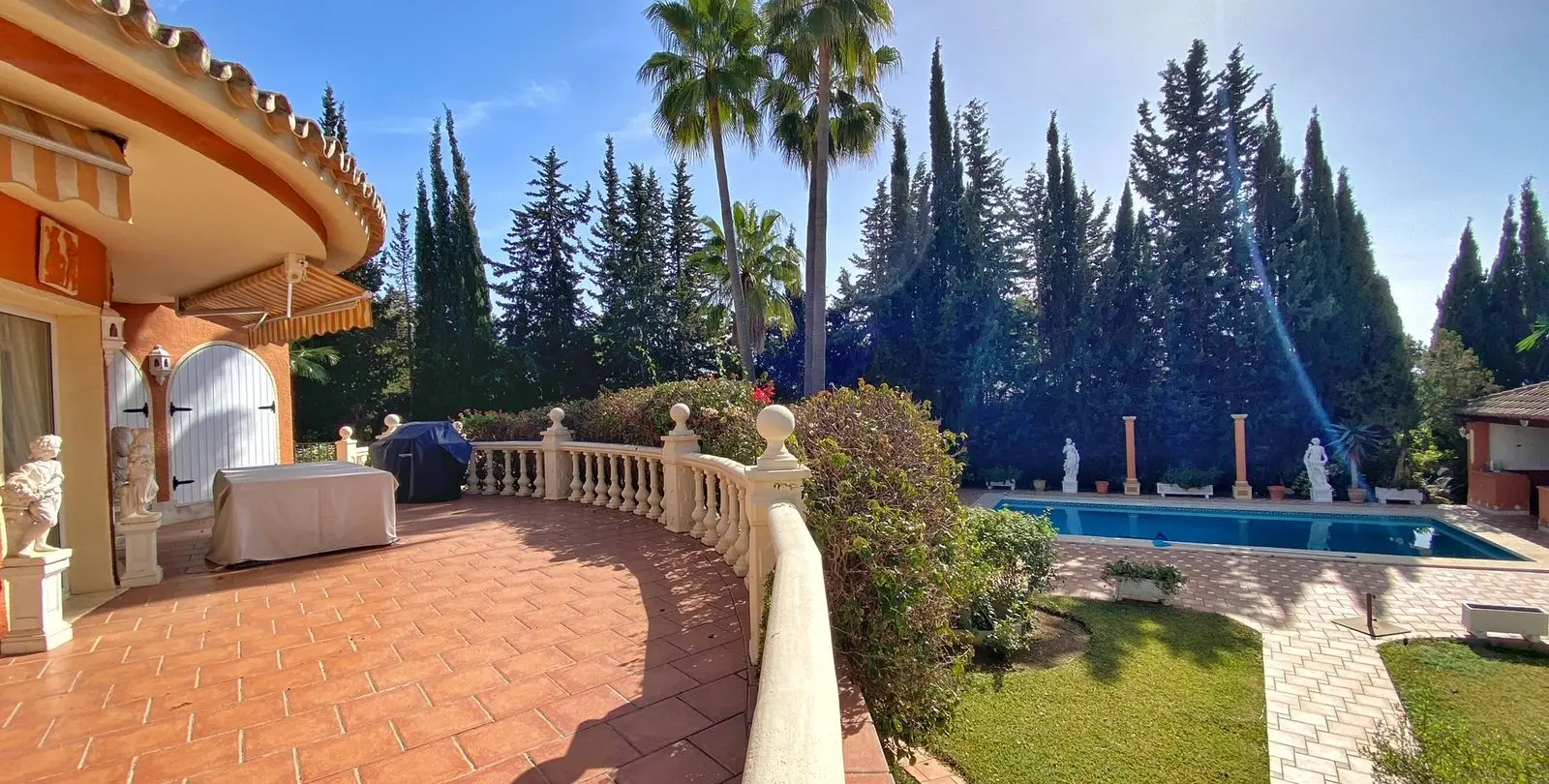 Sale of detached villa in Nagüeles 16