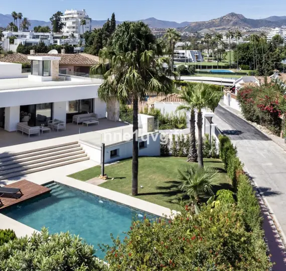 Sale of detached villa in Guadalmina Alta