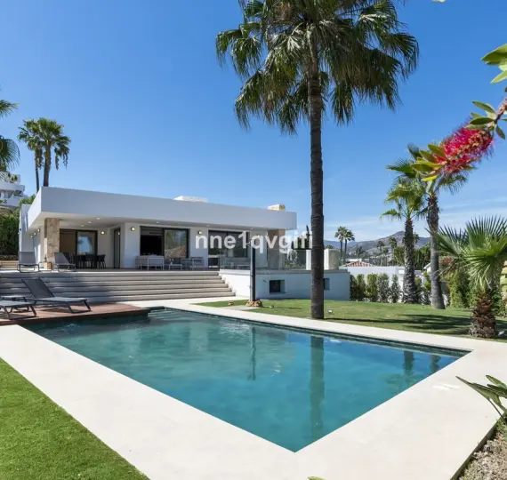 Sale of detached villa in Guadalmina Alta