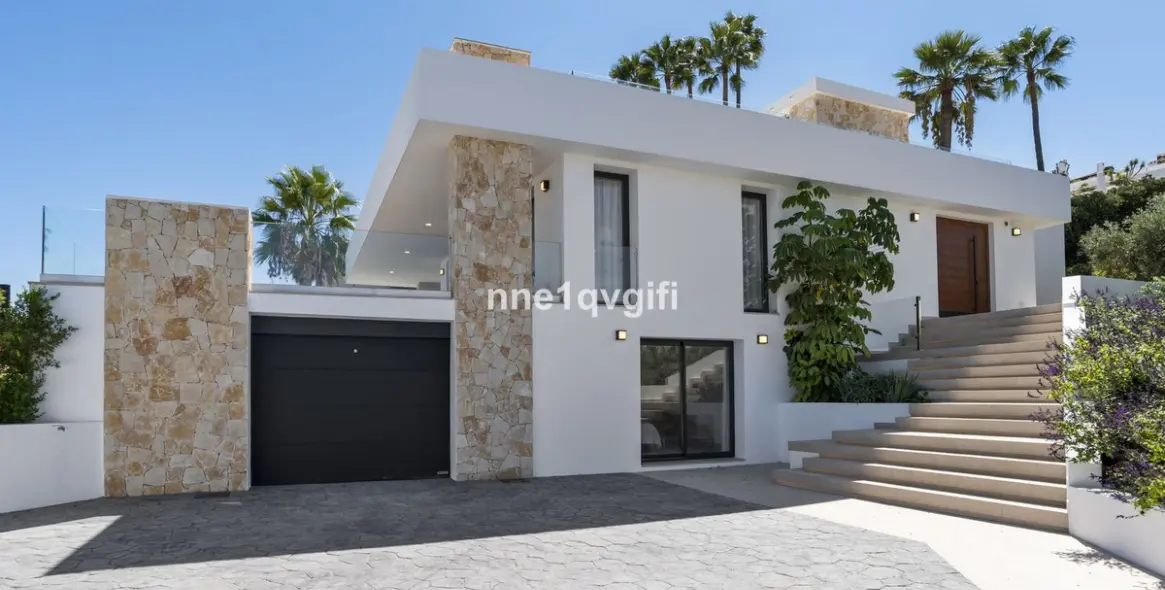Sale of detached villa in Guadalmina Alta 3