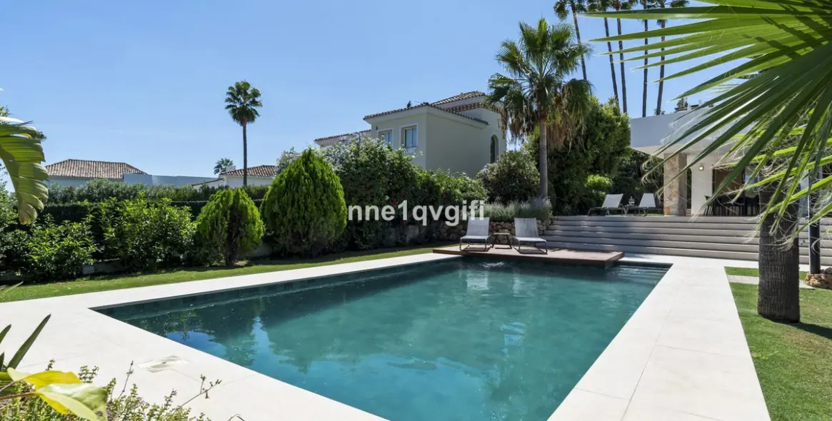 Sale of detached villa in Guadalmina Alta 5