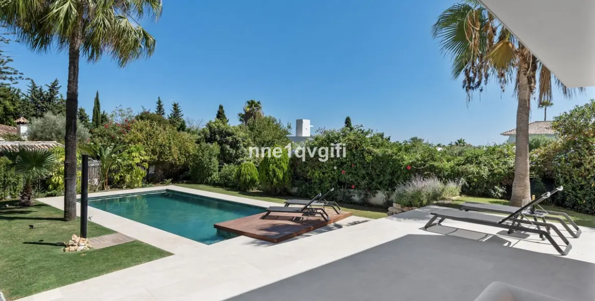 Sale of detached villa in Guadalmina Alta 8