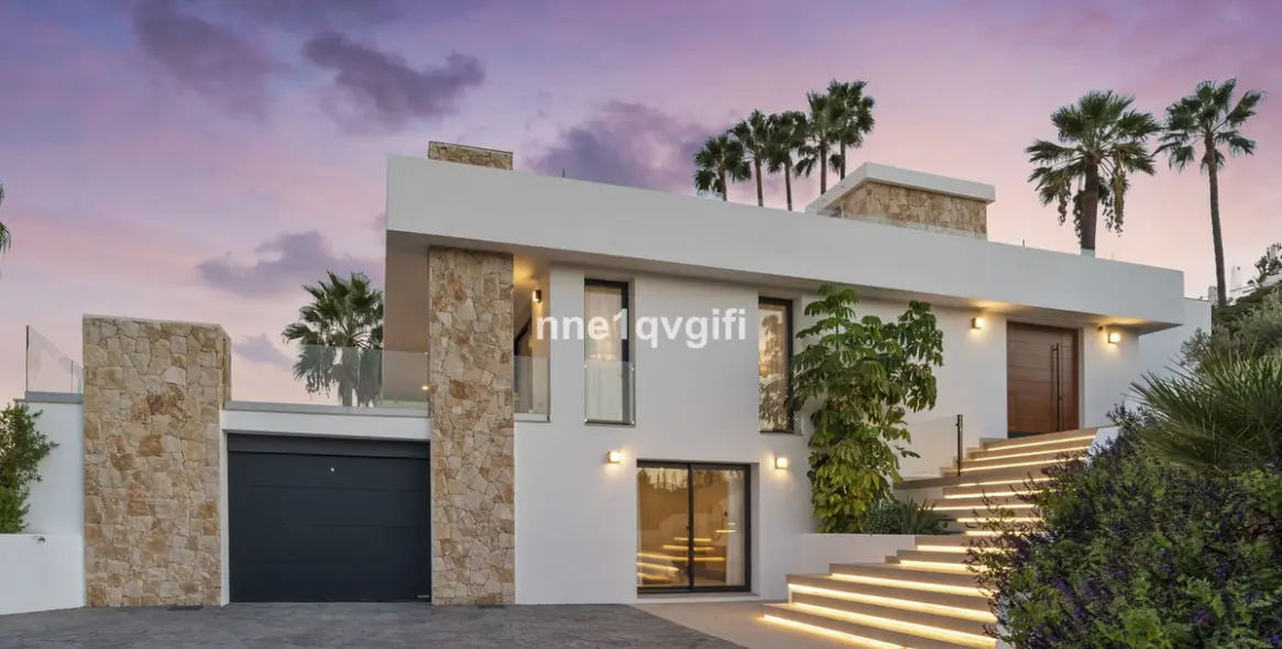 Продажа  отдельно стоящей виллы в Guadalmina Alta 31