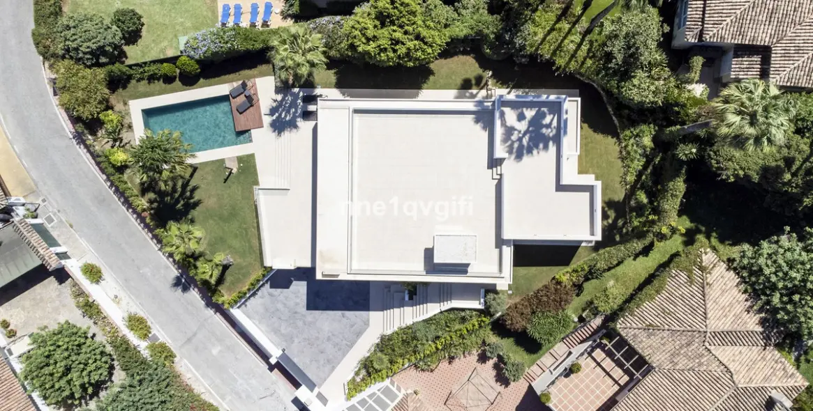 Продажа  отдельно стоящей виллы в Guadalmina Alta 35