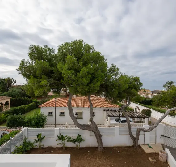 Detached villa R4678156