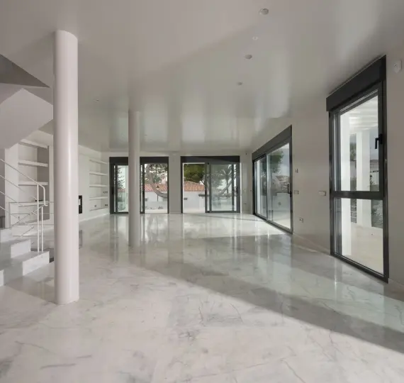 Detached villa R4678156