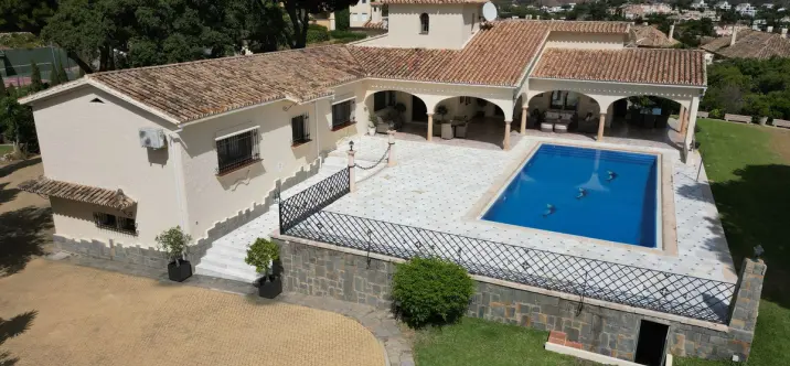 Продажа  отдельно стоящей виллы в Elviria 2