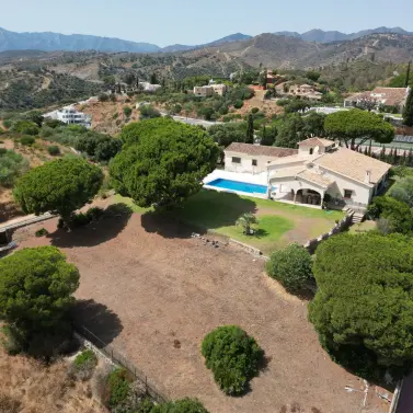 Продажа  отдельно стоящей виллы в Elviria