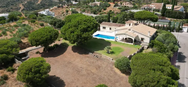 Продажа  отдельно стоящей виллы в Elviria 3