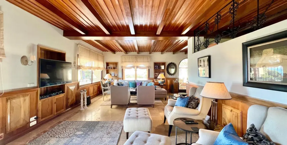 Sale of detached villa in Elviria 12