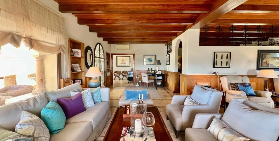 Sale of detached villa in Elviria 13