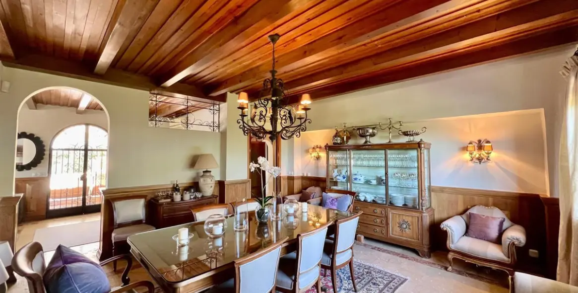 Sale of detached villa in Elviria 19