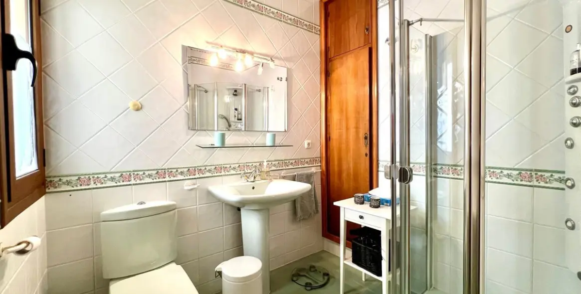 Sale of detached villa in Elviria 24