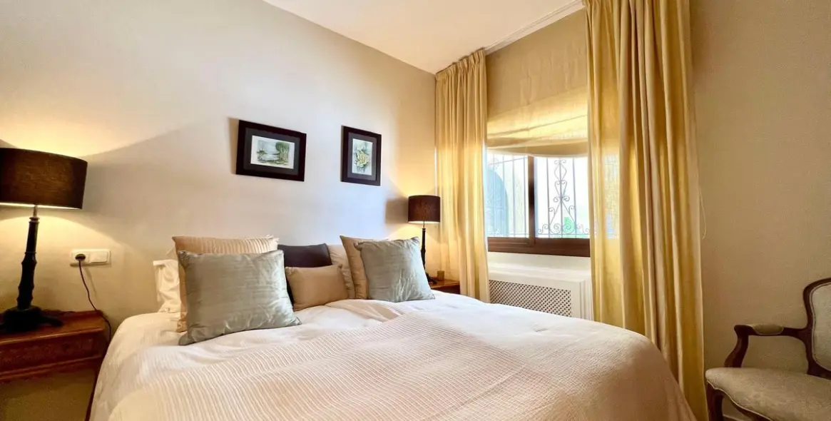 Sale of detached villa in Elviria 25