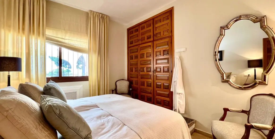 Sale of detached villa in Elviria 26