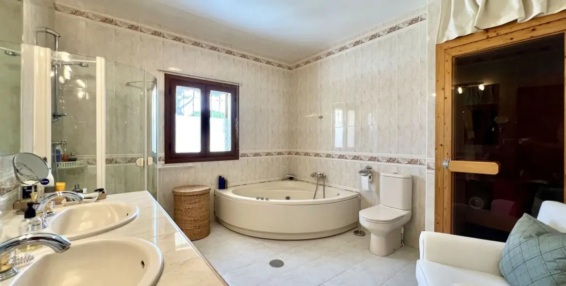 Sale of detached villa in Elviria 28