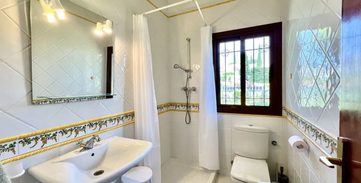 Sale of detached villa in Elviria 33