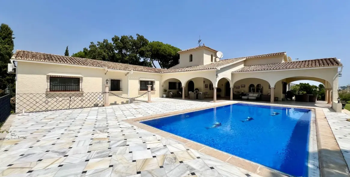 Sale of detached villa in Elviria 34