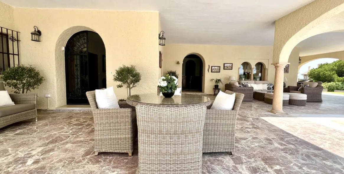 Sale of detached villa in Elviria 35