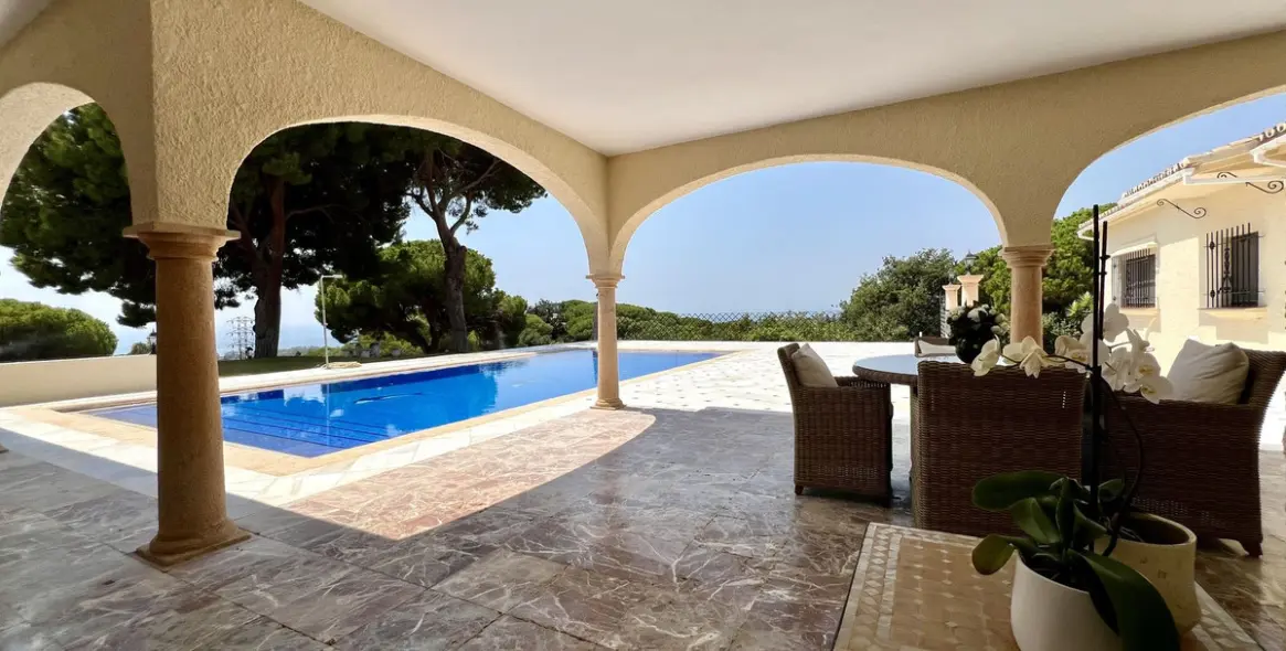 Sale of detached villa in Elviria 38