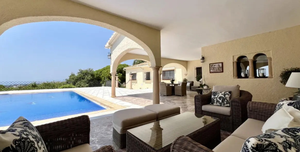 Sale of detached villa in Elviria 40