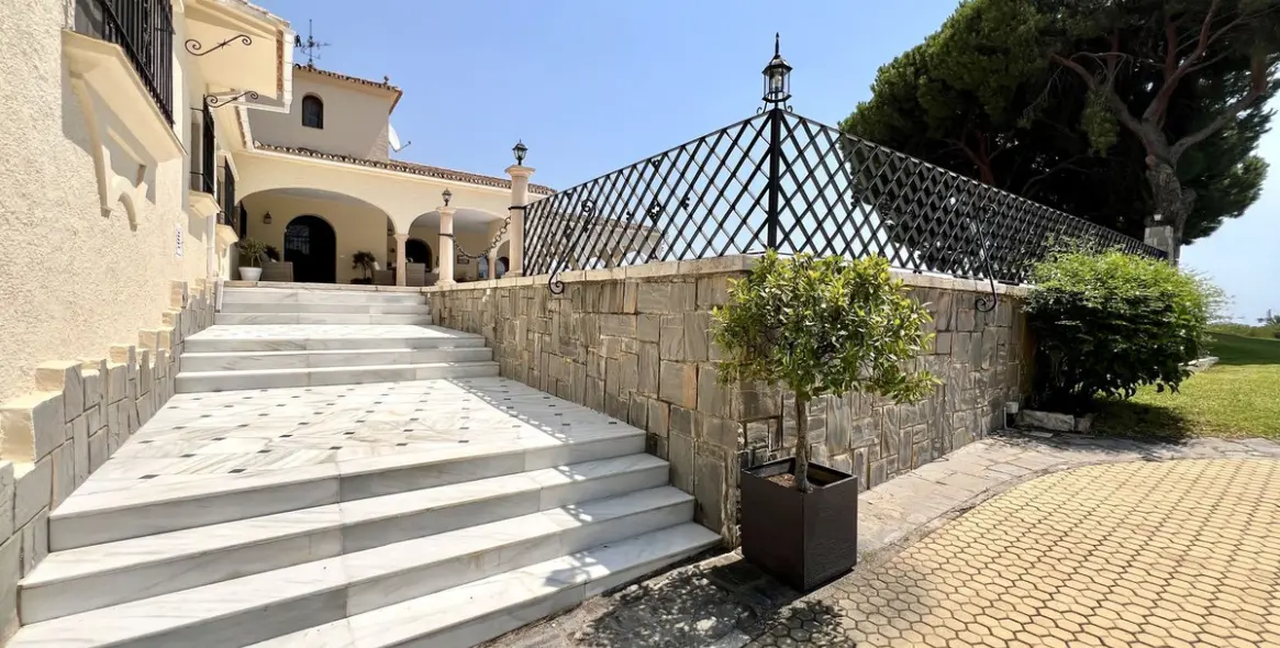Sale of detached villa in Elviria 41