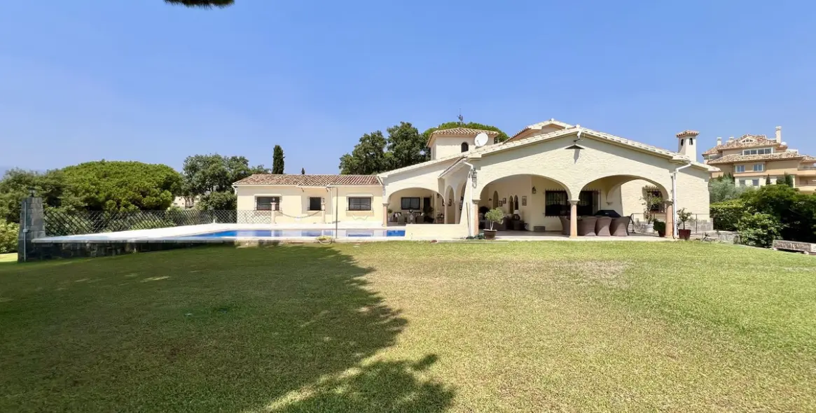 Sale of detached villa in Elviria 43