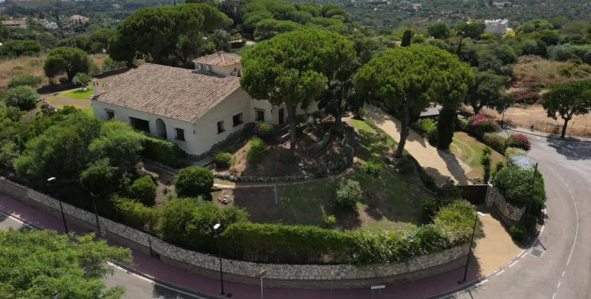 Sale of detached villa in Elviria 46